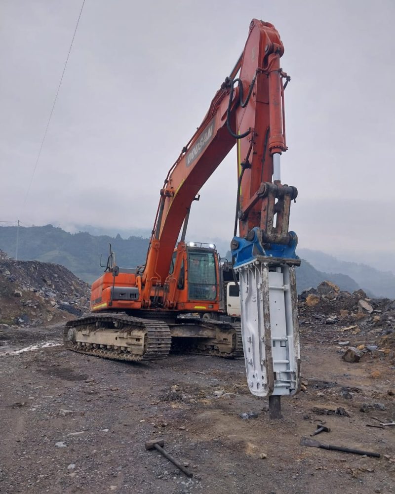Excavadora con martillo hidráulico disponible para alquiler - Ingecolmaq